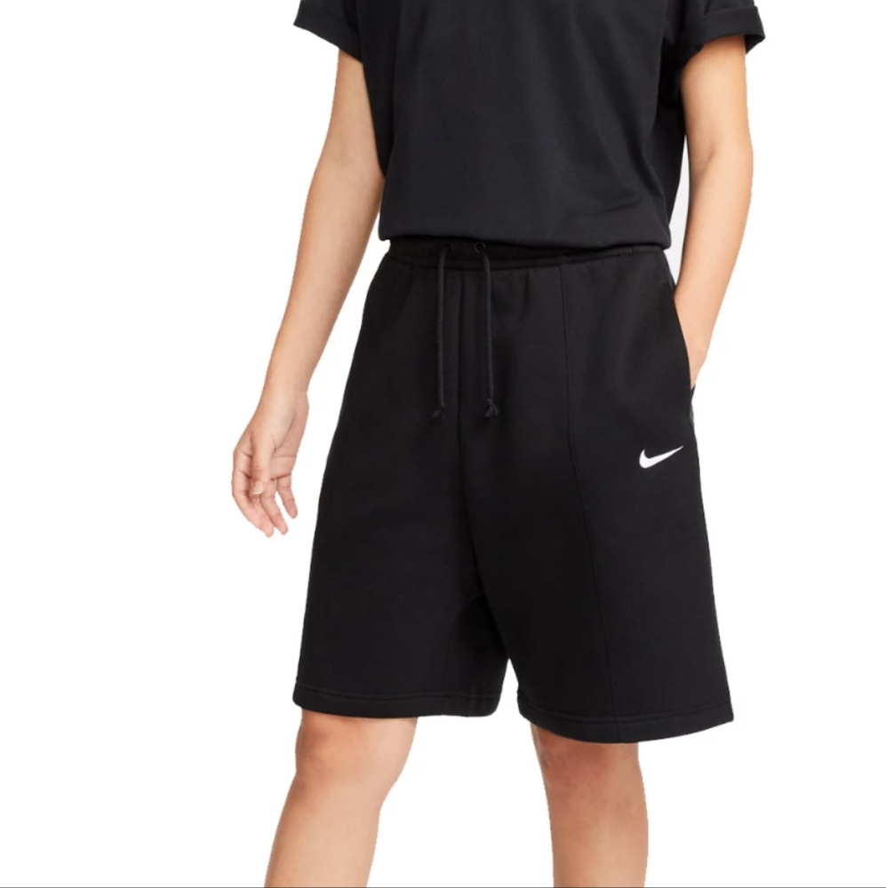 Nike Essential Fleece Loose High Rise Shorts